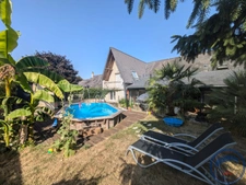 Maison lumineuse avec jardin clos, piscine et aménagements f