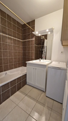 NOUVEAU PRIX. A pieds de toutes les commodités Lorousaines!