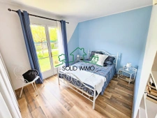 Maison contemporaine avec piscine et jardin arboré