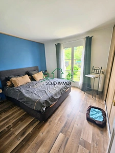 Maison contemporaine avec piscine et jardin arboré