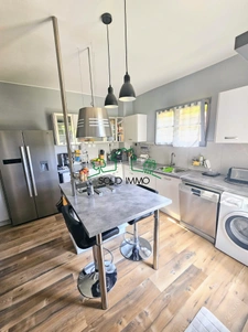 Maison contemporaine avec piscine et jardin arboré