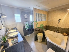 Maison contemporaine avec piscine et jardin arboré