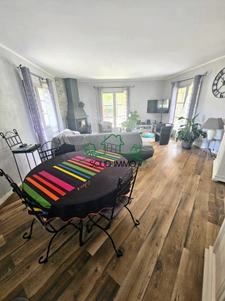 Maison contemporaine avec piscine et jardin arboré