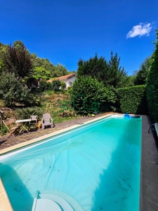 Charmante maison avec piscine dans un écrin de verdure 