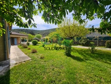 Maison contemporaine avec piscine et jardin arboré