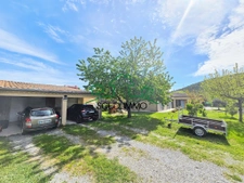 Maison contemporaine avec piscine et jardin arboré