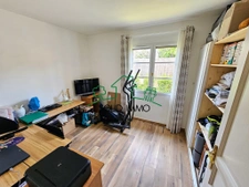 Maison contemporaine avec piscine et jardin arboré