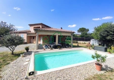 Maison contemporaine avec piscine et jardin arboré