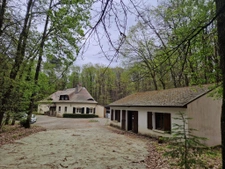 propriété au coeur de la forêt