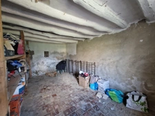 longère rénovée 2ch, combles de 70m2 a faire, dépendances
