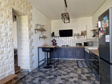 longère rénovée 2ch, combles de 70m2 a faire, dépendances