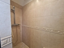 maison pierre 2ch, bureau; louée, garage et jardin