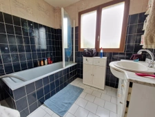 3ch et 1 bureau double garage + étang