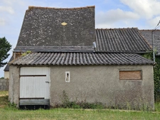 A vendre Garage, cave avec puits MESANGER