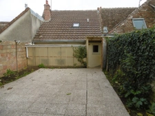 Maison de bourg 70 m2 avec 2 chambres . Jardin de 100 m2 ave