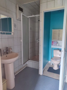 Habitable de suite. Petite maison 1 ch sur 6400 m2 de jardin