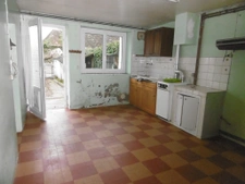 A restaurer longère en centre de village 300 m2 de terrain a