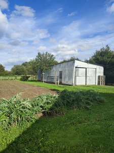 Habitable de suite. Petite maison 1 ch sur 6400 m2 de jardin