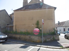 Maison de bourg 90 m2 habitable a restaurer jardin 30 m2