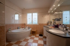 Dans hameau tranquille, belle maison de 220m2 habitable 4/5 