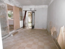 maison de 80 m2 à restaurer  terrain 2000 m2. 160 m2 de dépe