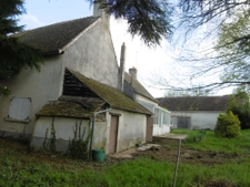 maison de 80 m2 à restaurer  terrain 2000 m2. 160 m2 de dépe