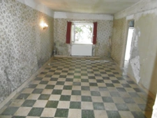 maison de 80 m2 à restaurer  terrain 2000 m2. 160 m2 de dépe