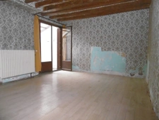 Maison de bourg 90 m2 habitable a restaurer jardin 30 m2