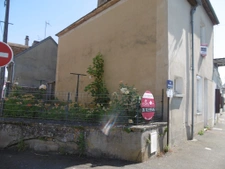 Maison de bourg 90 m2 habitable a restaurer jardin 30 m2