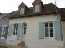 Maison de bourg 70 m2 avec 2 chambres . Jardin de 100 m2 ave