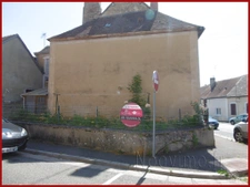 Maison de bourg 90 m2 habitable a restaurer jardin 30 m2