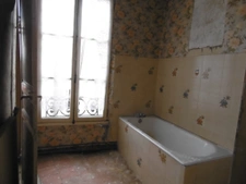 Maison de bourg 90 m2 habitable a restaurer jardin 30 m2