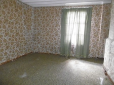 Maison de bourg 90 m2 habitable a restaurer jardin 30 m2