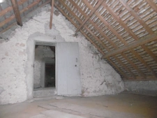 A restaurer longère en centre de village 300 m2 de terrain a