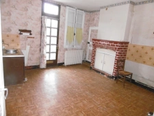 Maison de bourg 90 m2 habitable a restaurer jardin 30 m2