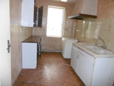 maison de 80 m2 à restaurer  terrain 2000 m2. 160 m2 de dépe