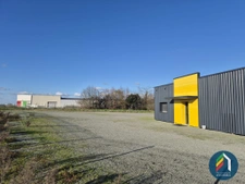 Bureaux et terrain de 2079 m2 en zone artisanale