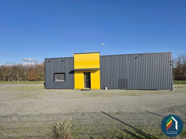 Bureaux et terrain de 2079 m2 en zone artisanale