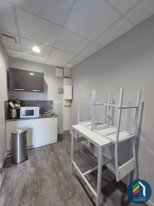 Bureaux et terrain de 2079 m2 en zone artisanale