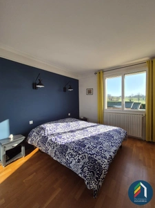 Maison sur sous-sol avec grand terrain arboré