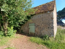 Maison de bourg avec grand terrain et hangar