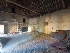 Maison de bourg avec grand terrain et hangar