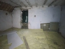 Maison de bourg avec grand terrain et hangar