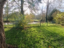 Plain-pied, 3 chambres, 1300m2 de terrain bord de rivière