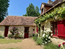 Propriété, gîte possible bord de rivière 2 ha de terrain