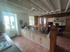 Fermette sur 12000m2 de terrain, dépendances