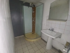 Maison de bourg avec grand terrain et hangar