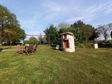 Fermette sur 12000m2 de terrain, dépendances