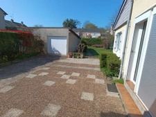 Maison de bourg   90 m2   Jardin 400 m2   Centre de Loué