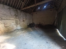 Maison de bourg avec grand terrain et hangar